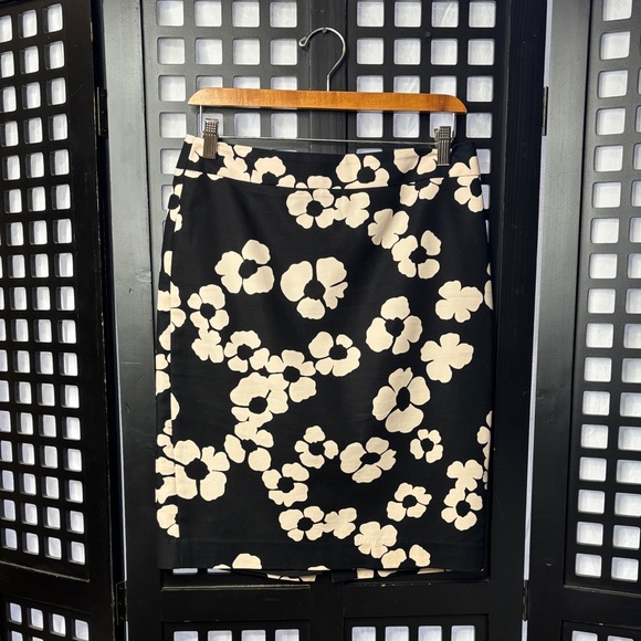 LOFT Dresses & Skirts - 🖤 LOFT Black Cream Floral Midi Skirt Women’s Size 6, back zip with stretch🖤